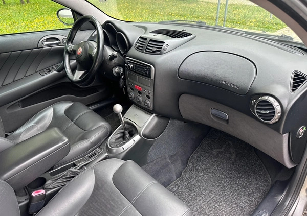 Alfa Romeo GT cena 10900 przebieg: 259000, rok produkcji 2004 z Kutno małe 596